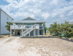 Adorable ocean view hut just 2 houses down from the nearest beach!